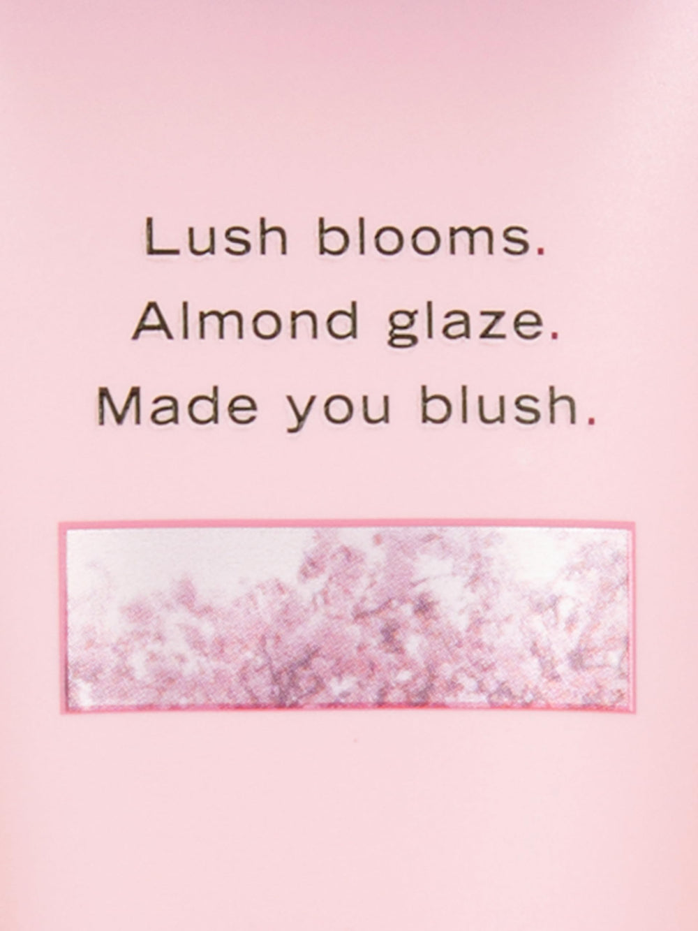 Velvet Petals loción de Victoria's Secret, aplicación suave en manos para hidratación continua.