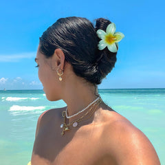 Vigorpace hibiscus flower clip, side view, secure all-day hold without slipping.
