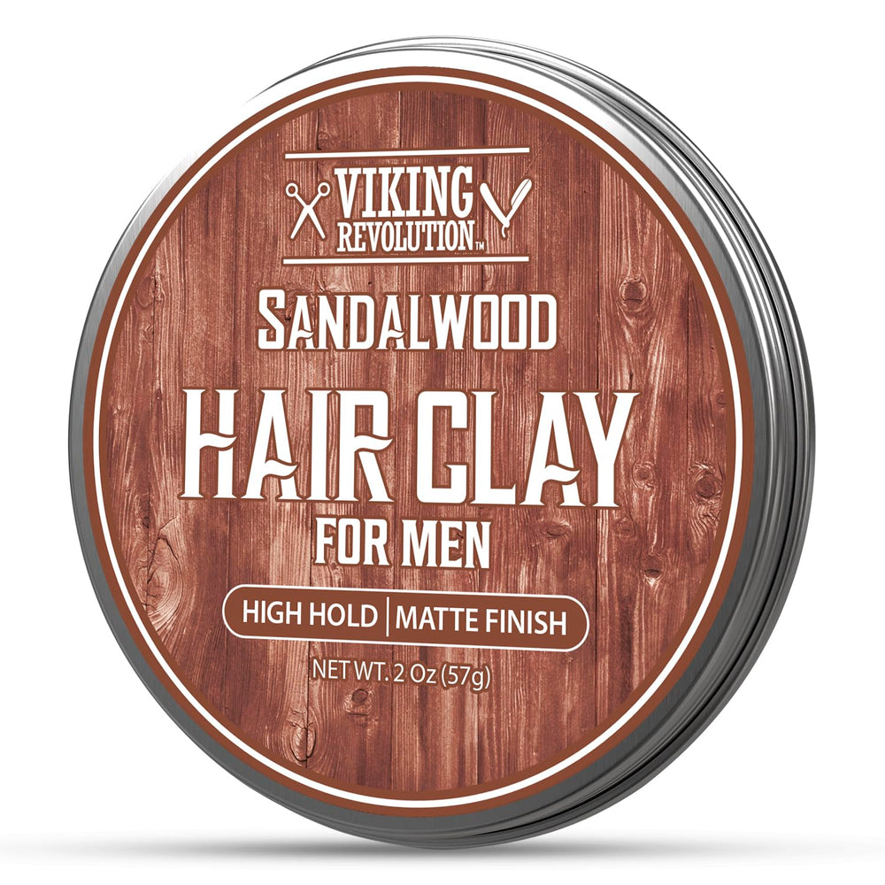 Hombre con estilo definido usando arcilla Viking Revolution y aroma a sándalo.