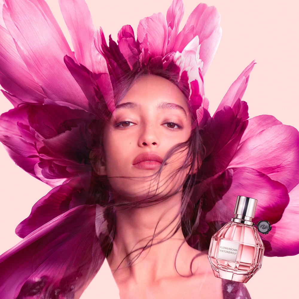 Viktor&Rolf Flowerbomb spray-action close-up for quick refresh