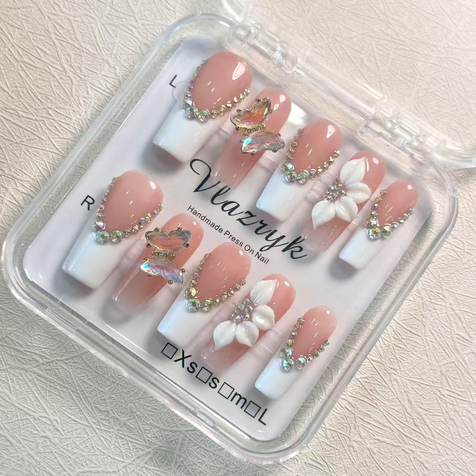 Uñas Vlazryk lujo con diseño 3D en almendra para un look sofisticado