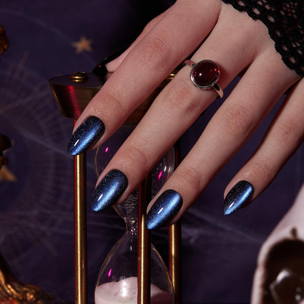 VSALON uñas pegadas look de salón azul cat-eye para ocasiones especiales.
