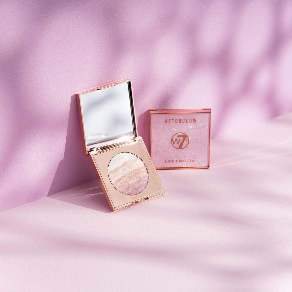 W7 Afterglow detalle de brillos rosados y dorados para realzar pómulos