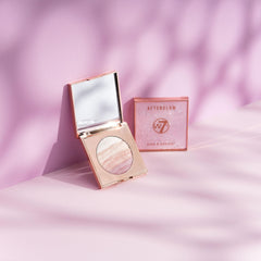 W7 Afterglow detalle de brillos rosados y dorados para realzar pómulos