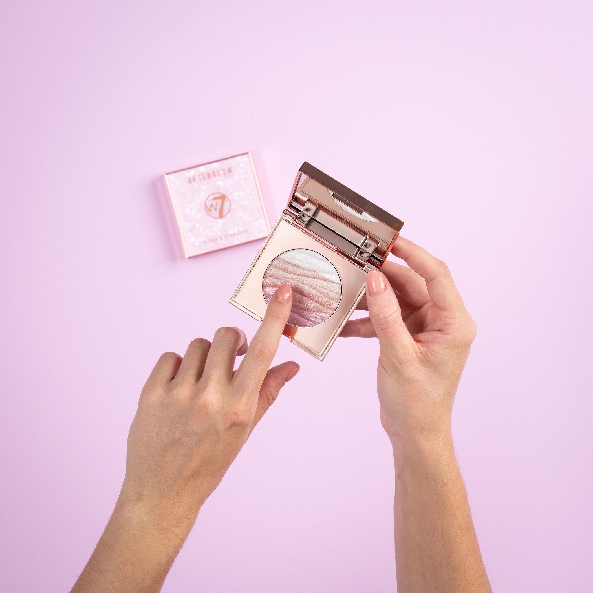 W7 Afterglow muestra tono rosado para efecto rubor iluminador