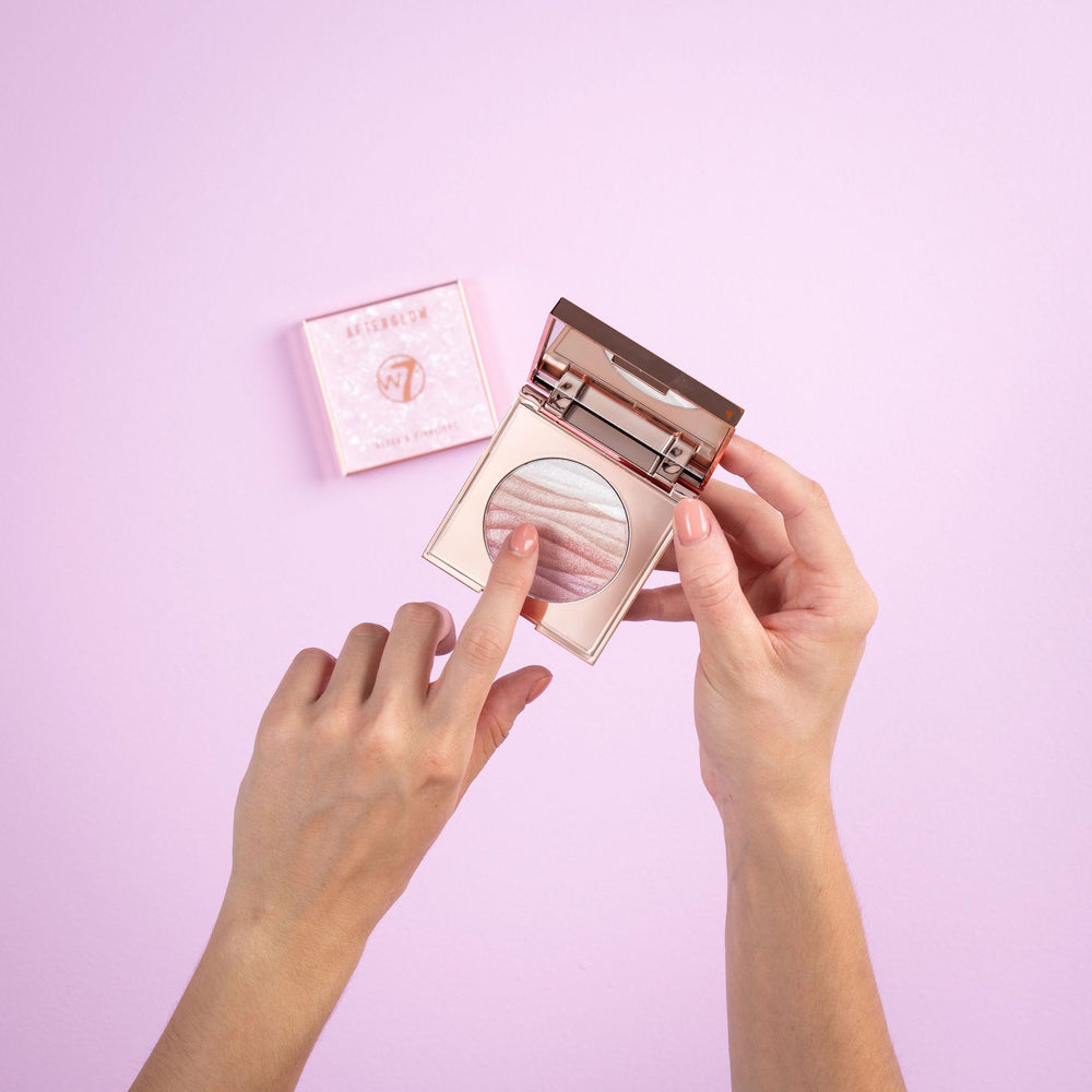 W7 Afterglow muestra tono rosado para efecto rubor iluminador