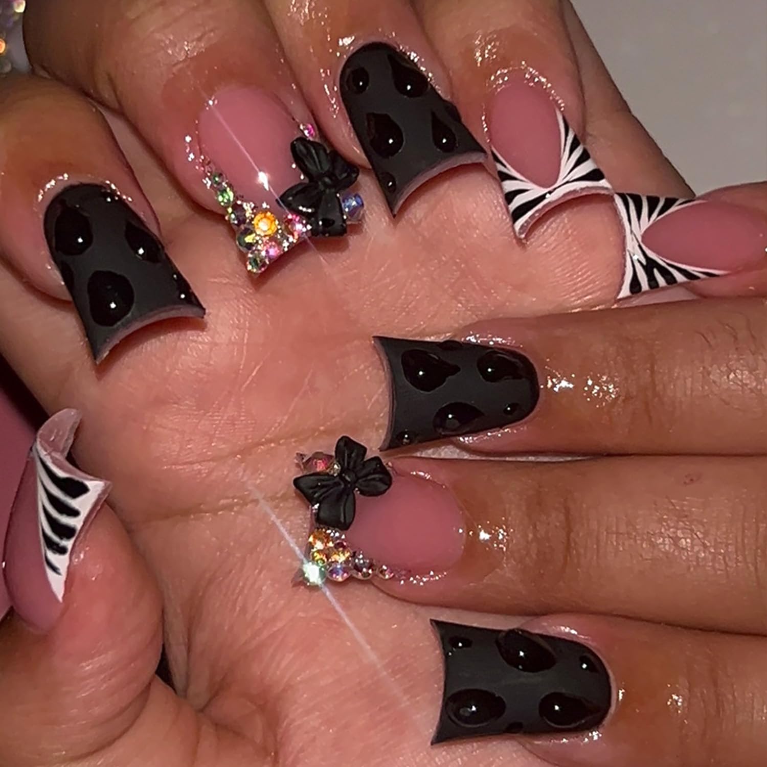 Uñas prensadas WBRRFJJ frances corto negro, acabado brillante para uso diario