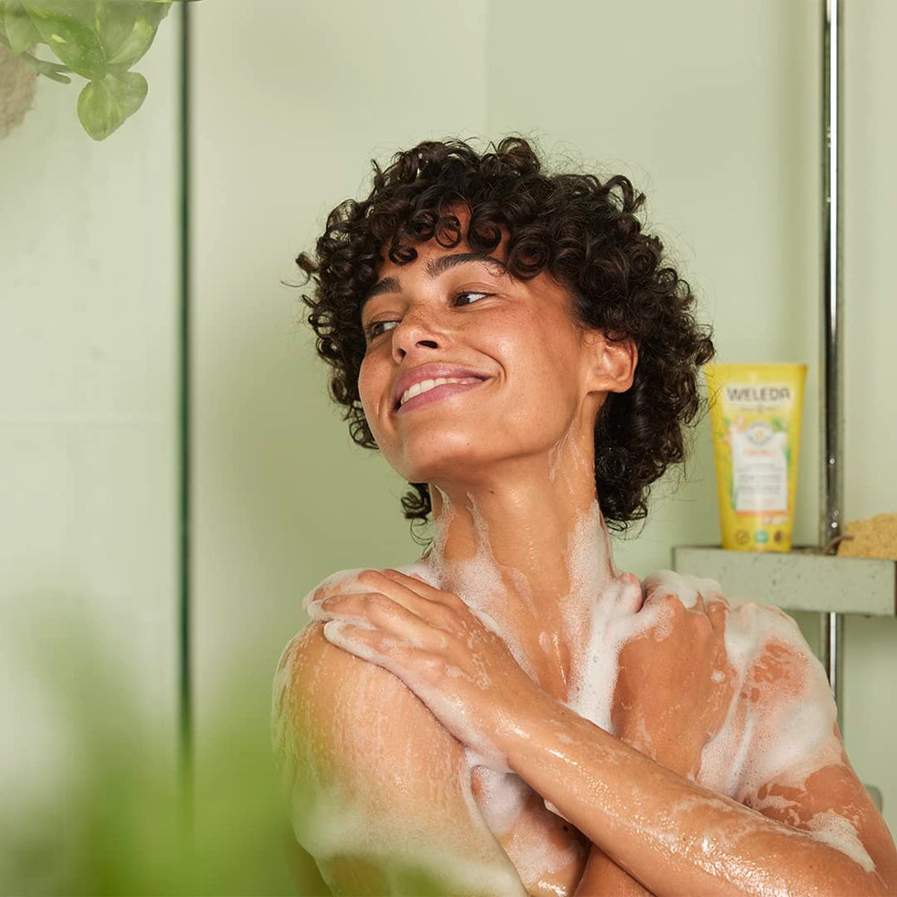 Weleda Aroma Essentials Energy Shower Gel, espuma densa: limpieza reconfortante y rica en aroma.