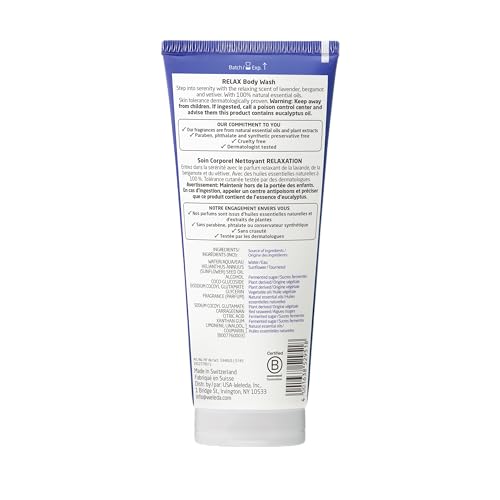 Weleda Aroma Essentials Relax espuma cremosa en la mano para una sensación suave
