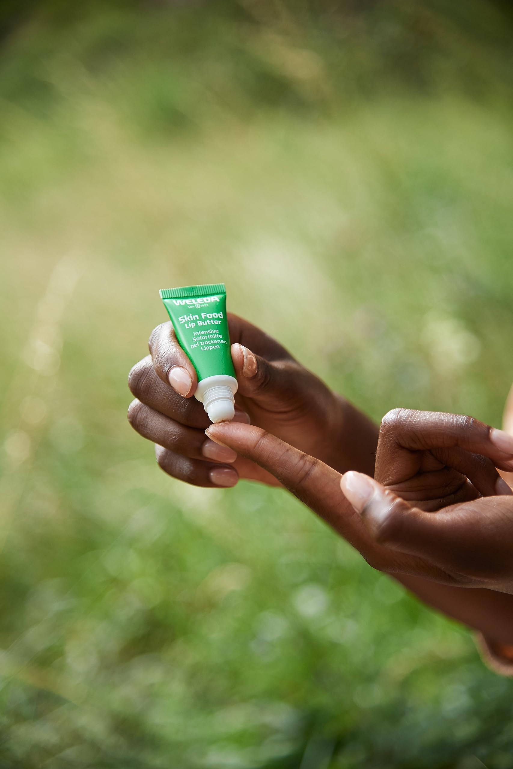 Weleda Skin Food Lip Butter, apto para maquillaje y labios nutridos.