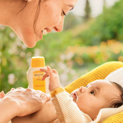Aplicación suave de la loción Calendula Weleda para piel sensible