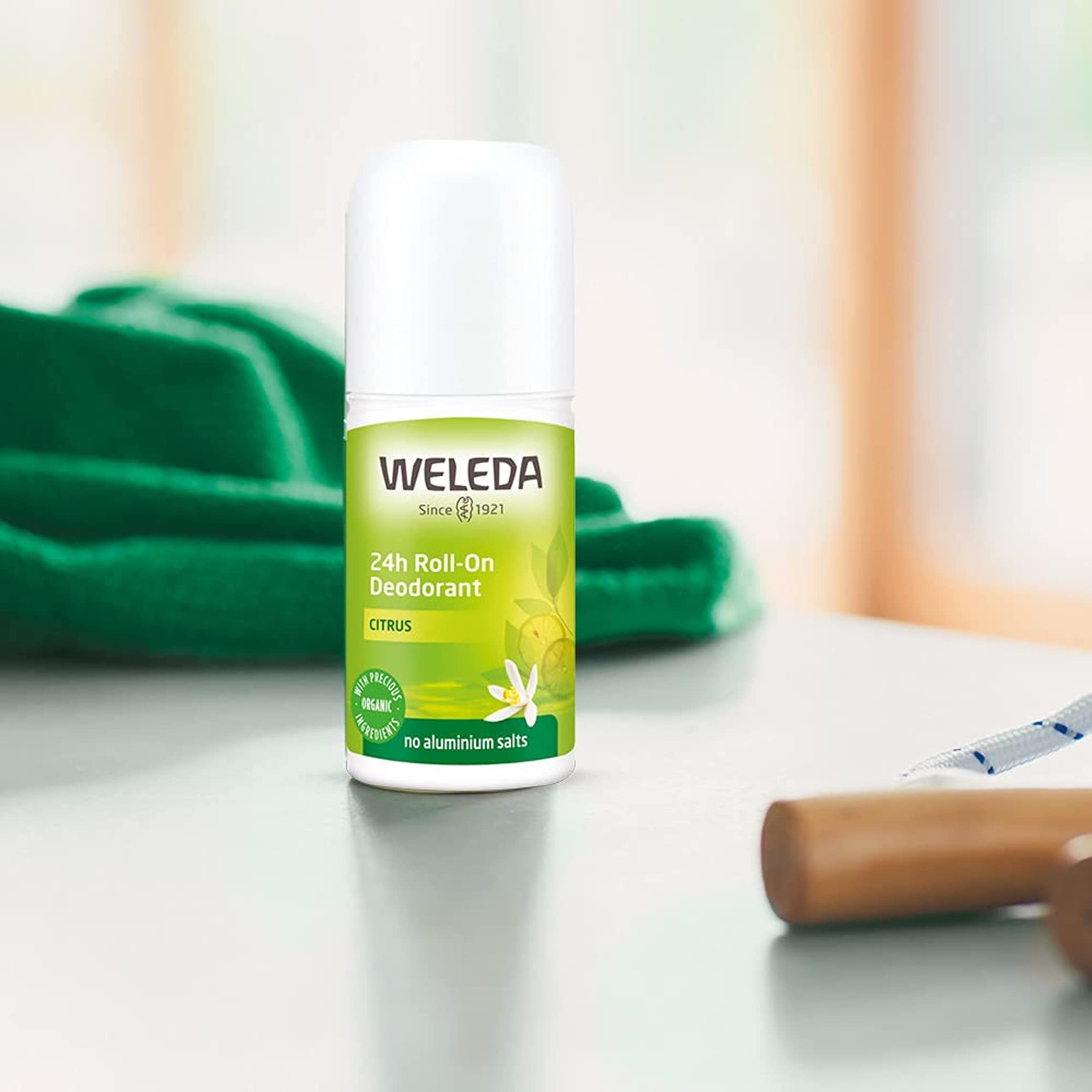 Weleda desodorante rodillo 24h cítrico amarillo, fragancia natural para una sensación fresca.