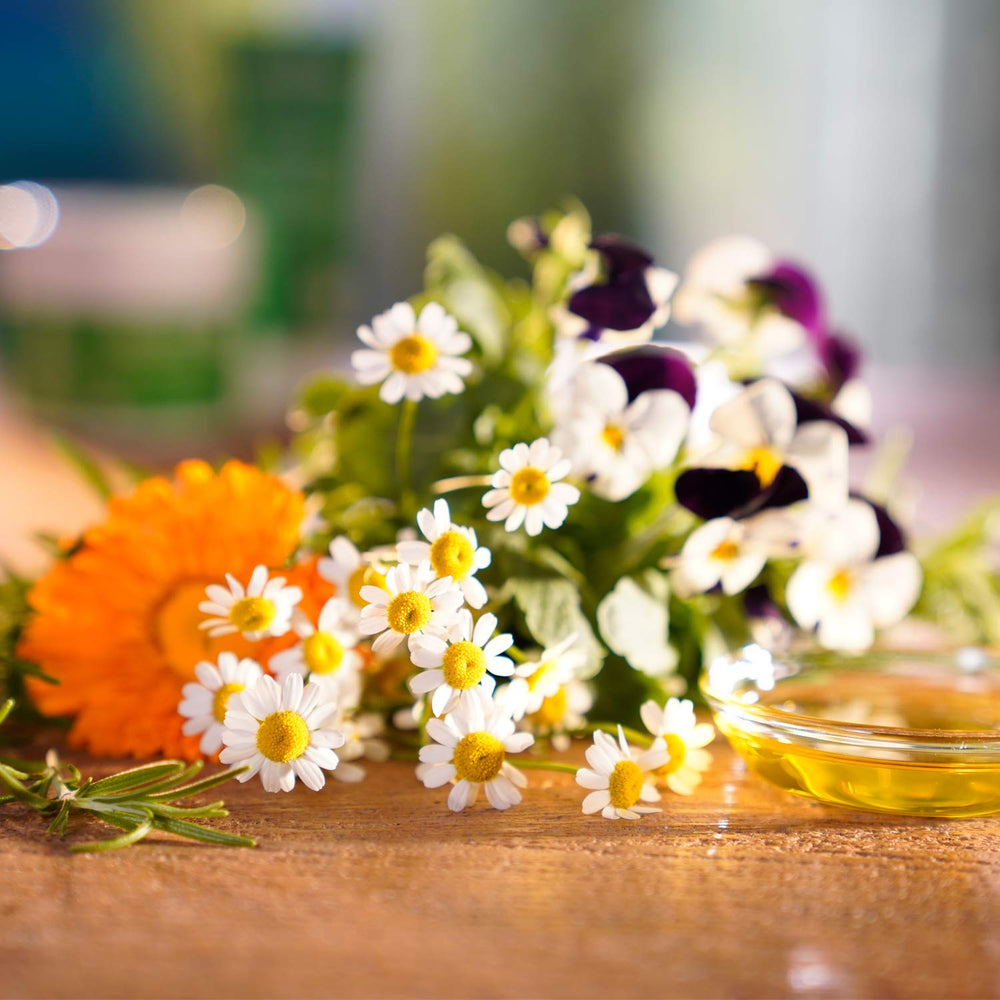 Weleda Skin Food se funde al contacto para confort inmediato.