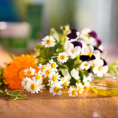Weleda Skin Food se funde al contacto para confort inmediato.