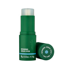Weleda Skin Food Sérum Stick durante la aplicación en rostro, hidratación rápida y suave