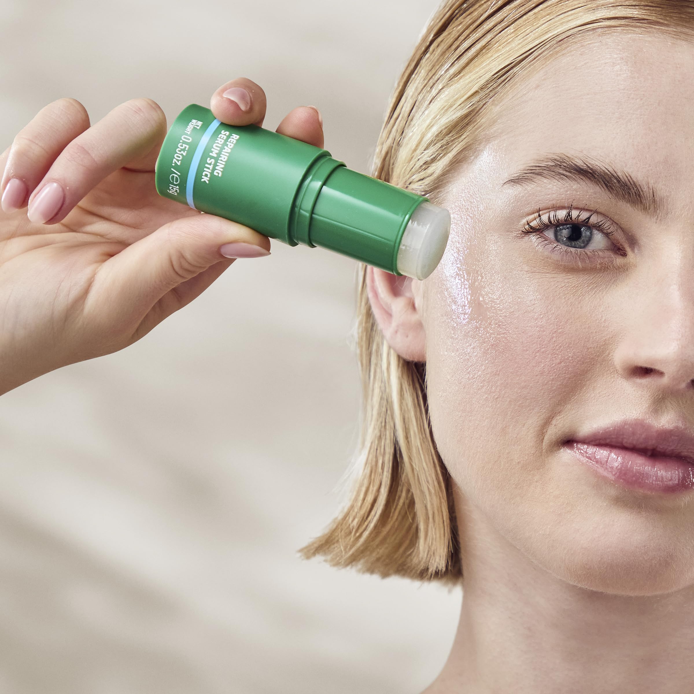 Aplicador compacto para rostro o zonas específicas, perfecto para viajes