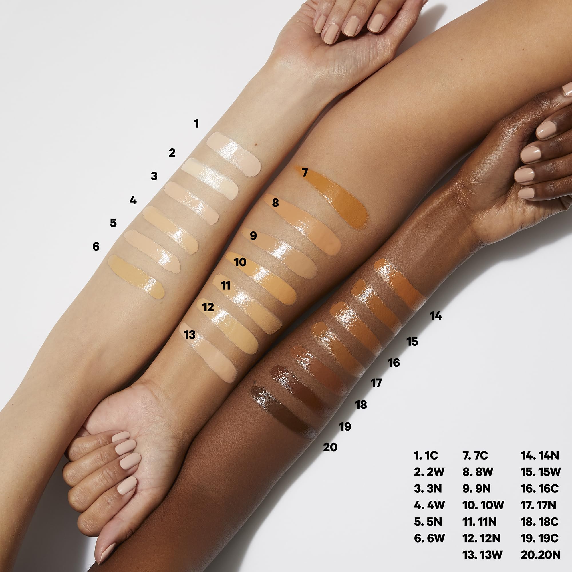 Textura cremosa de Well People Bio Correct Concealer que se mezcla fácilmente.