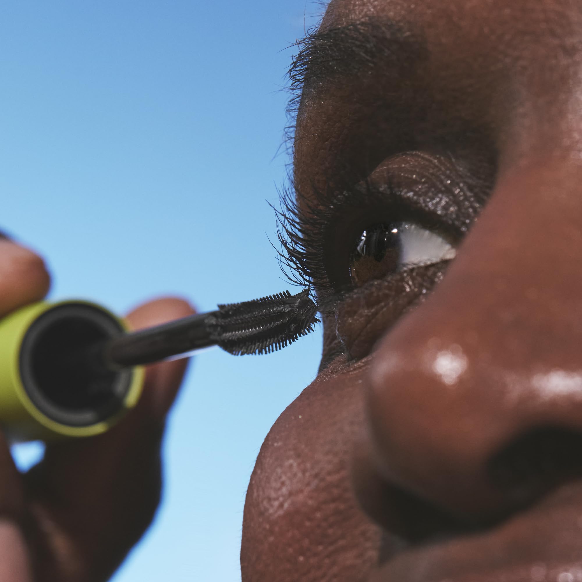Well People Expressionist Mascara ofrece lift ligero sin peso.