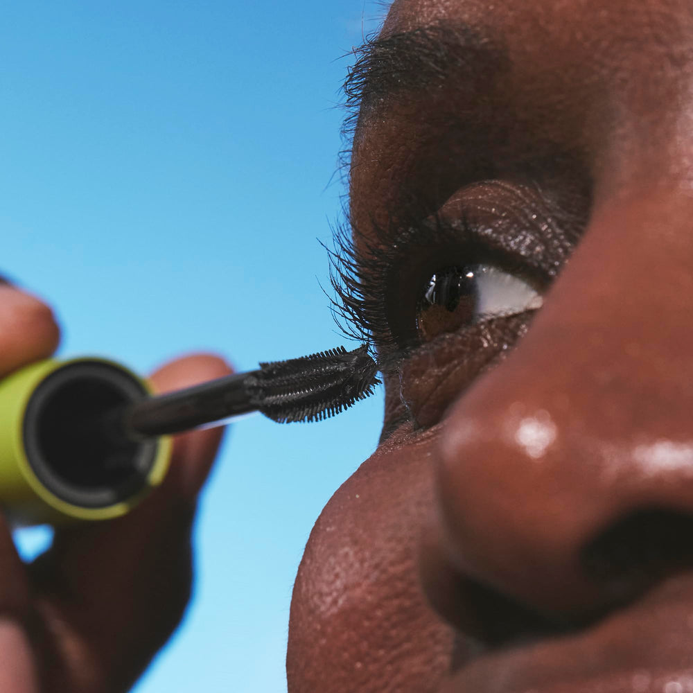 Well People Expressionist Mascara ofrece lift ligero sin peso.