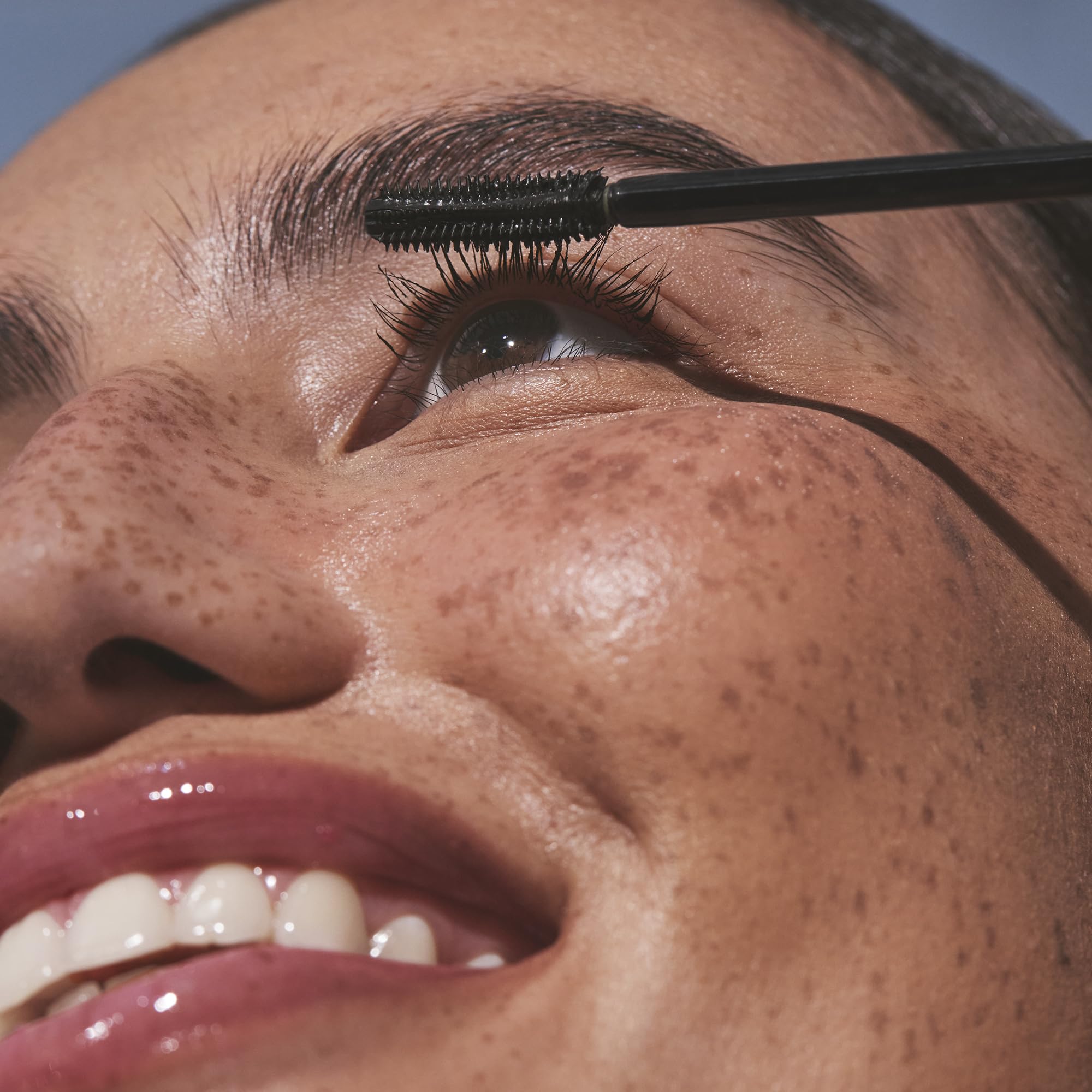 Well People Expressionist Mascara evita grumos para un acabado suave.