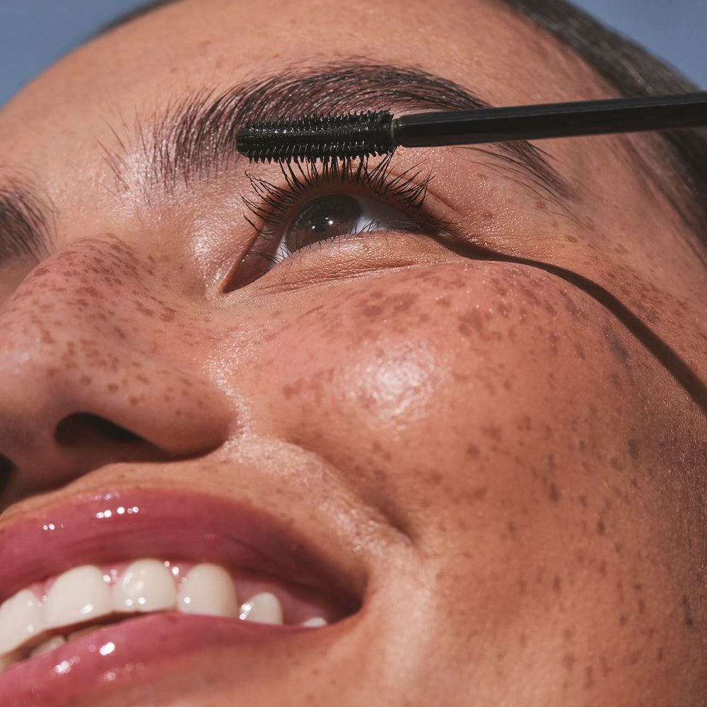 Well People Expressionist Mascara evita grumos para un acabado suave.