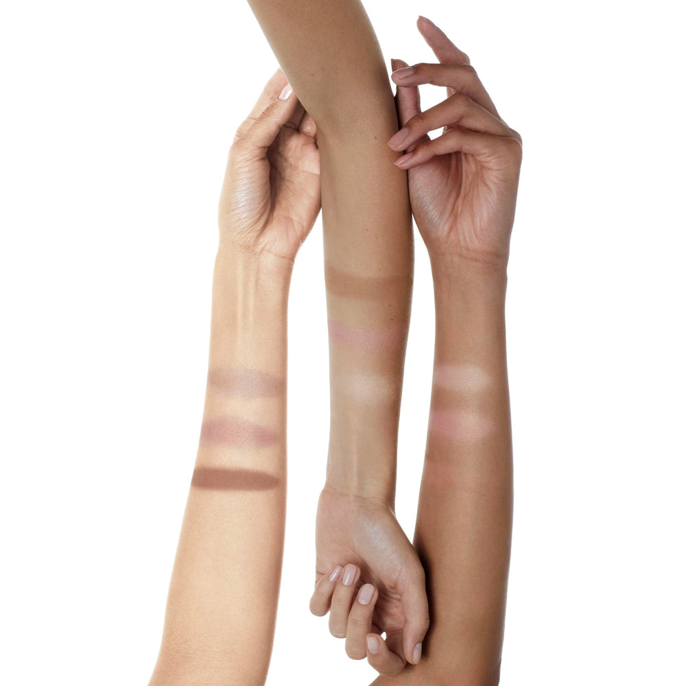 Well People Power Palette acabado luminoso suave que ilumina el rostro