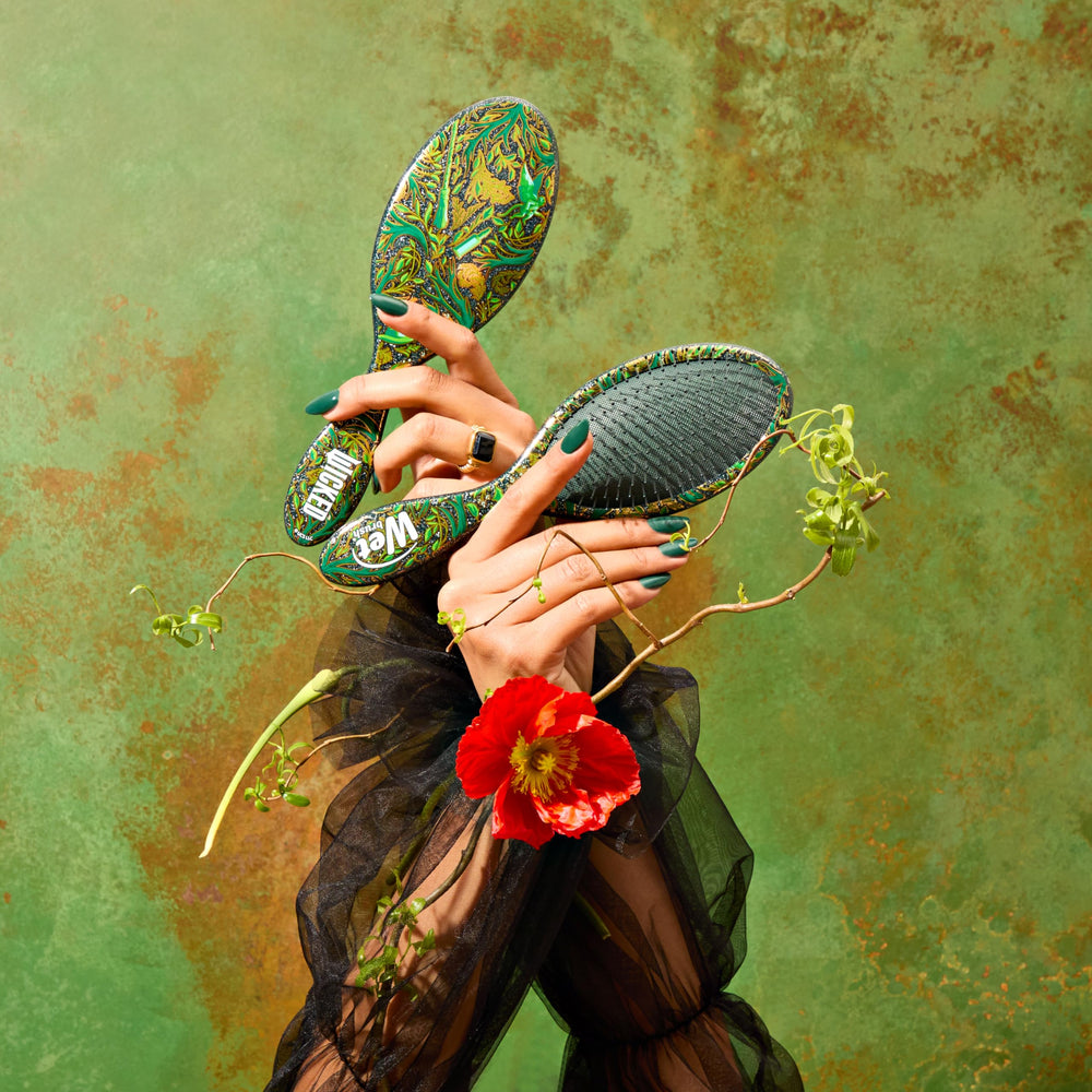 Wet Brush Elphaba kit bow adds playful styling while protecting hair.