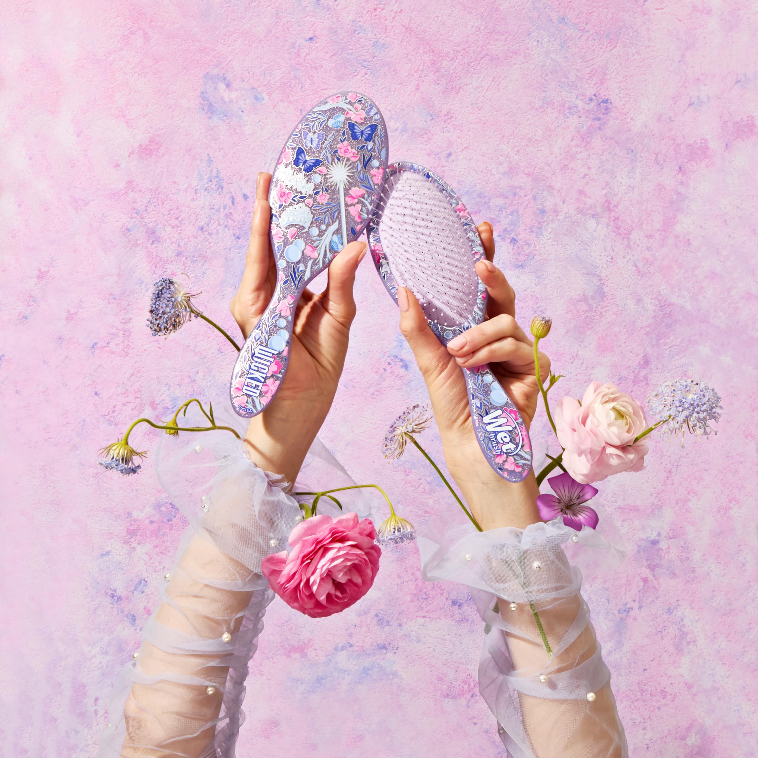 Glinda kit packaging with detangler brush and two barrettes for styling
