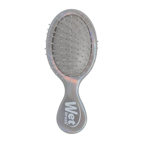 Closeup of Wet Brush Mini Detangler bristles showing flexible IntelliFlex design.