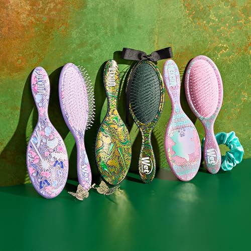 Brushing close-up shows flexible bristle tips