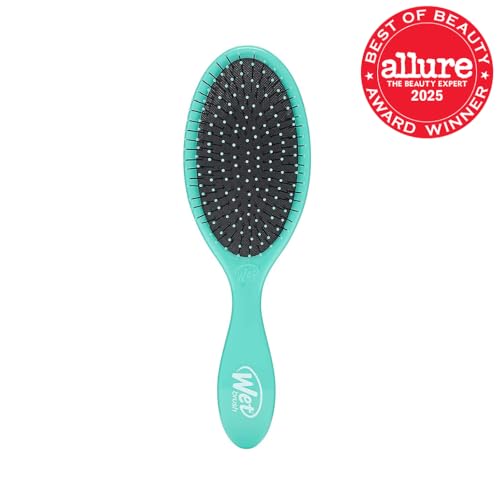 Wet Brush IntelliFlex bristles closeup highlights gentle glide with reduced breakage.