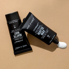 Wet n Wild Primer hidratación ligera con Aloe Vera mantiene la piel fresca.