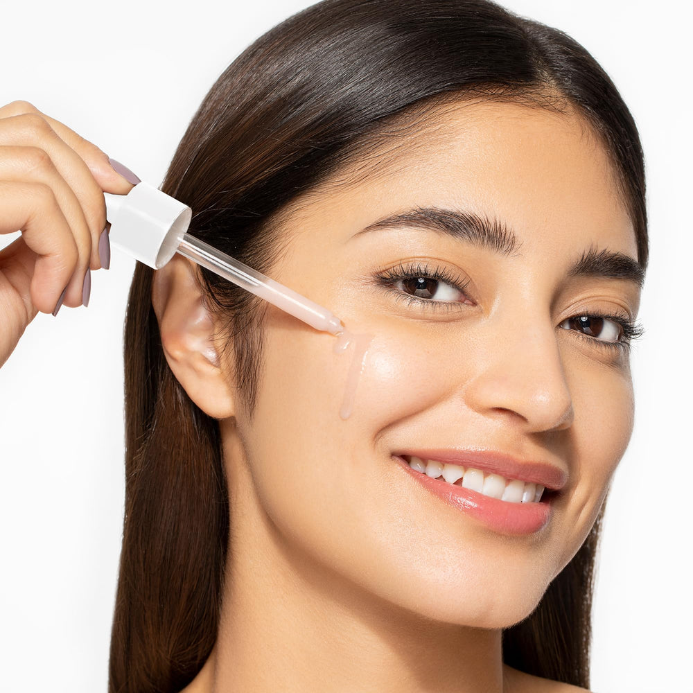 Prime Focus Primer Serum, base desliza fácilmente sobre la piel.