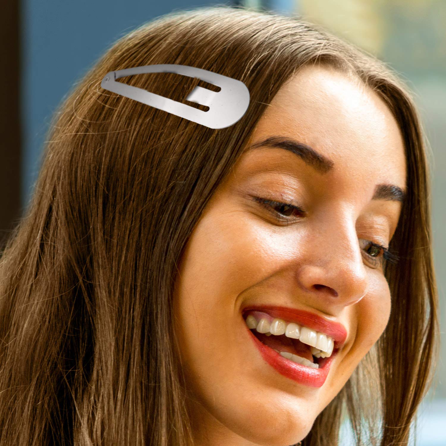 Willbond model shot with clip, showcasing versatile styling.