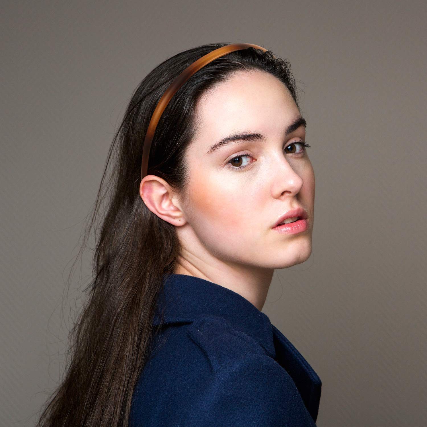 WILLBOND thin plastic headband teeth in transparent color highlights minimalist style.