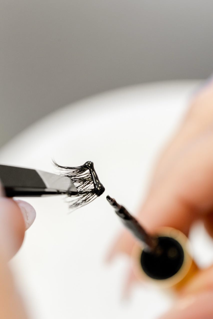 WINKCLIQUE 7-10 day hold helps lashes look flawless longer.
