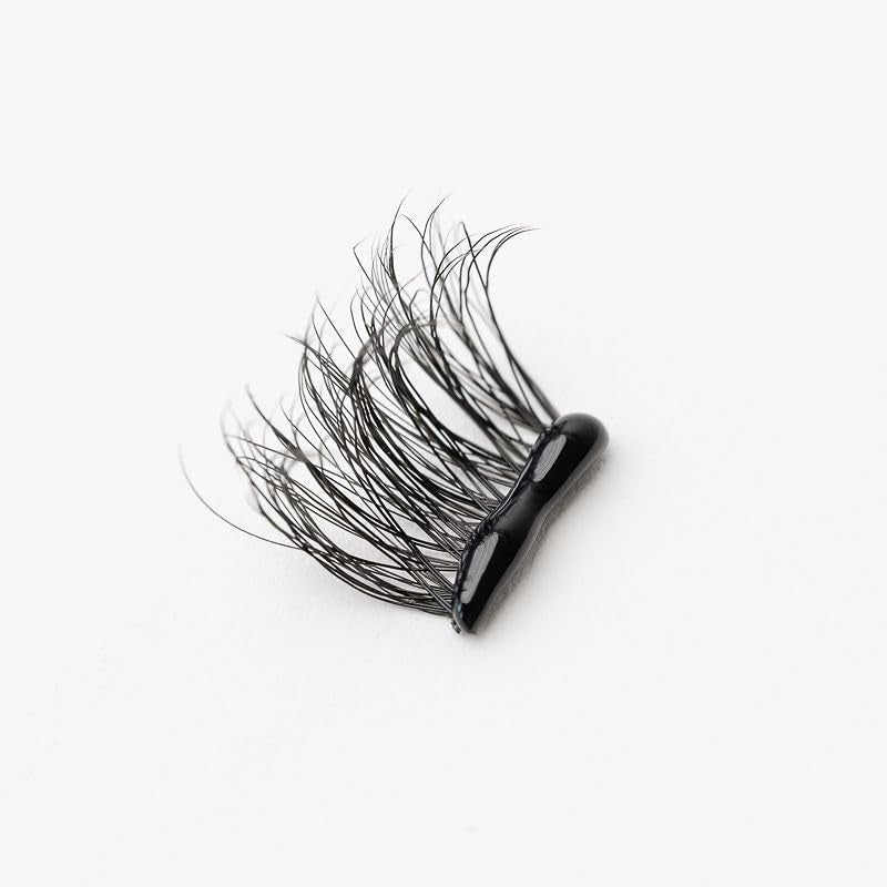 WINKCLIQUE precision applicator wand enables precise lash glue application.