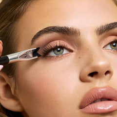 Woosh Corner Brush angled end for clean, defined eyeliner and edge smudging.