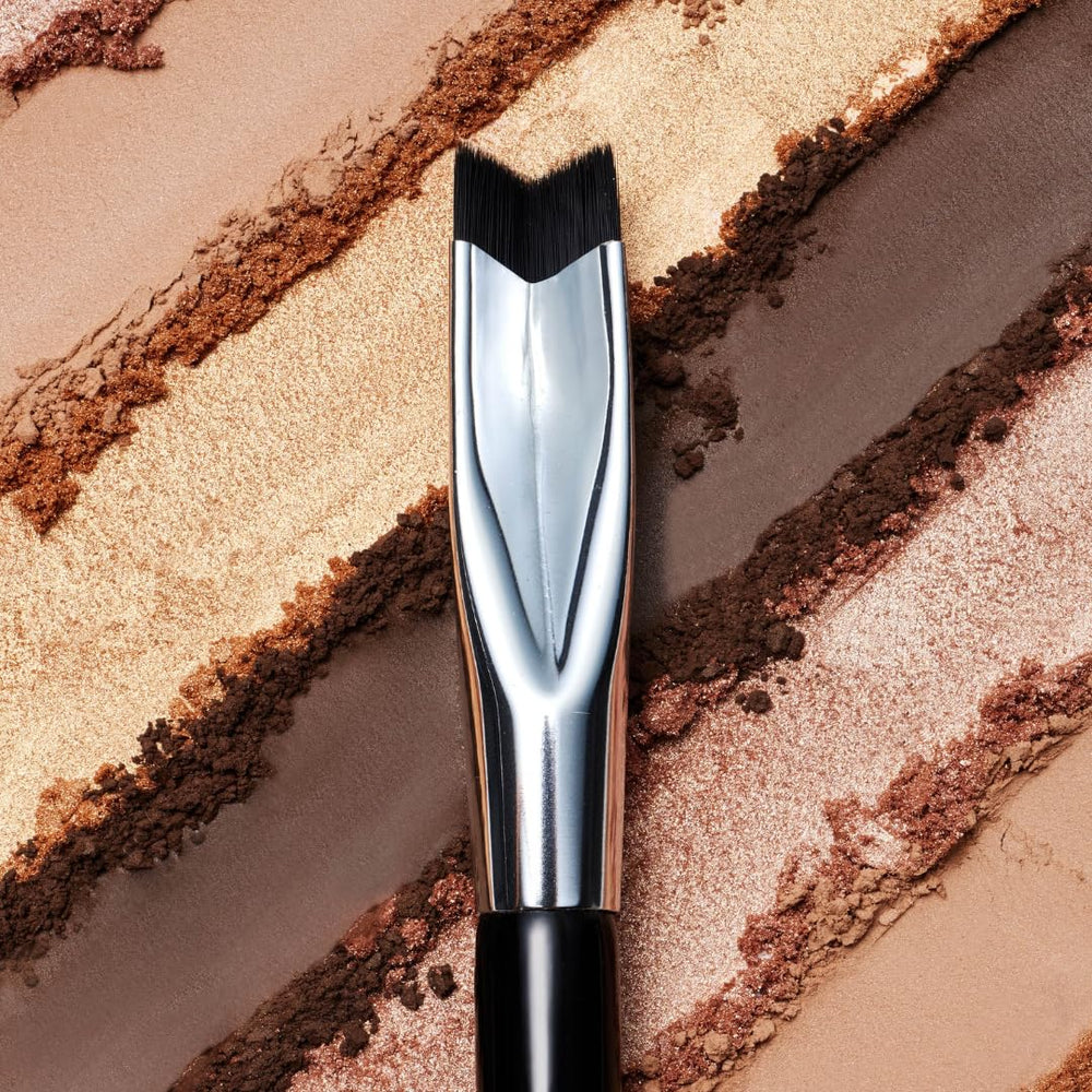 Woosh soft vegan bristles deliver gentle pigment pickup and smooth blending.