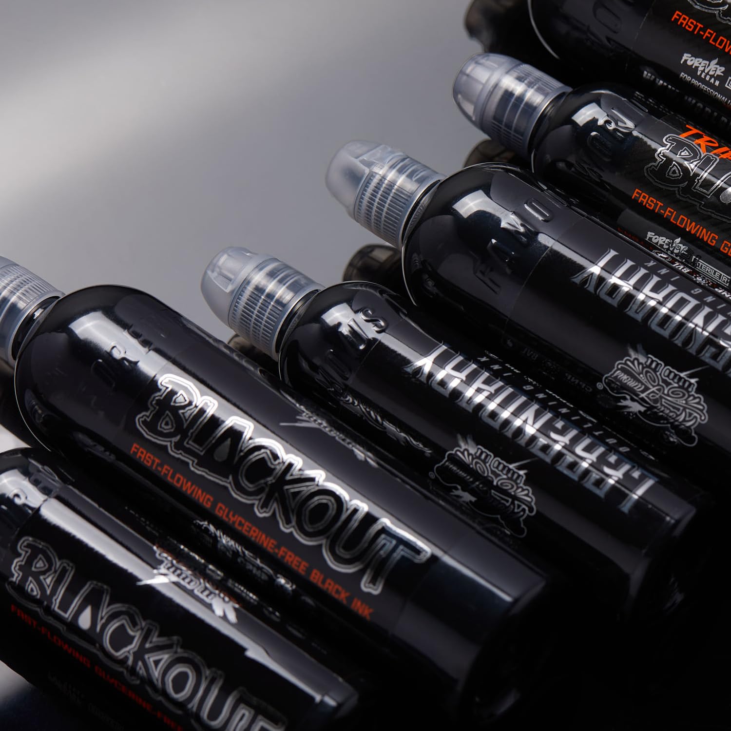 World Famous Tattoo Ink Blackout: pigmento-negro de alta opacidad para retratos y realismo.