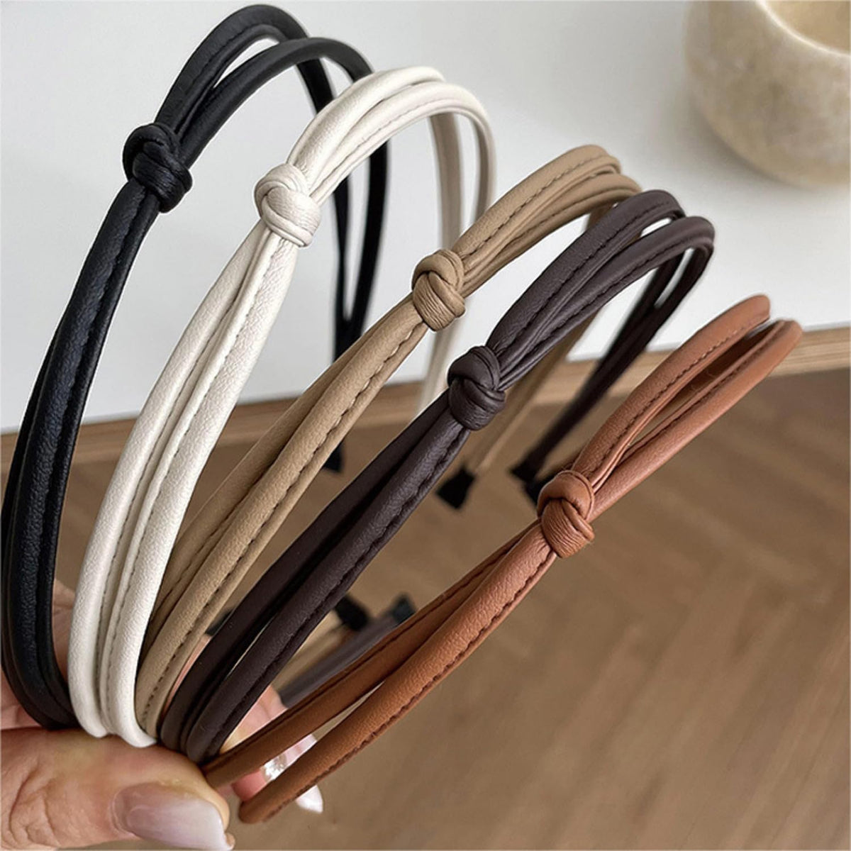 Diadema de cuero delgada de WOVOWOVO en negro, suave y ligera para uso diario.