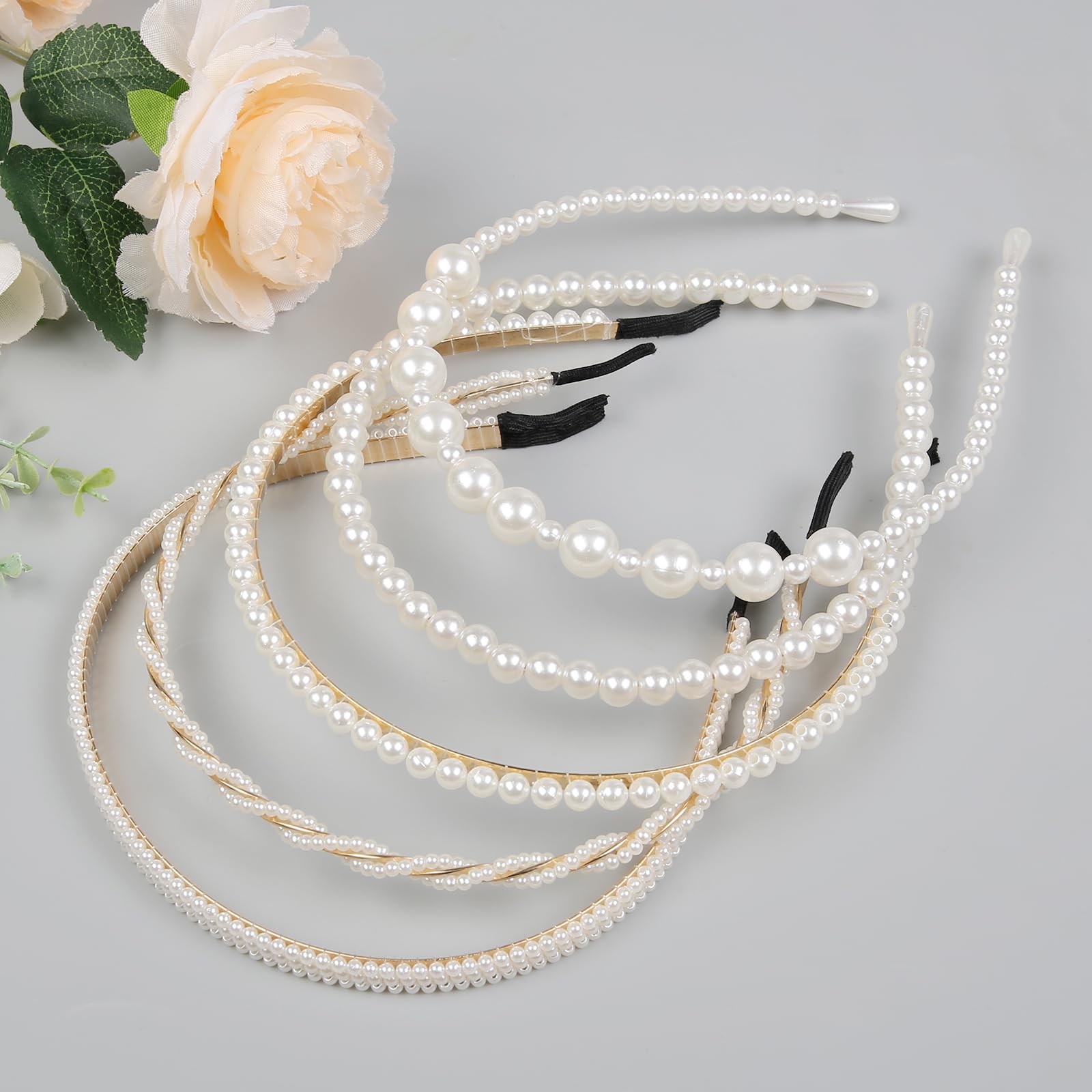 Diadema de perlas clásica, complemento sutil para vestido blanco.