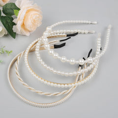 Diadema de perlas clásica, complemento sutil para vestido blanco.
