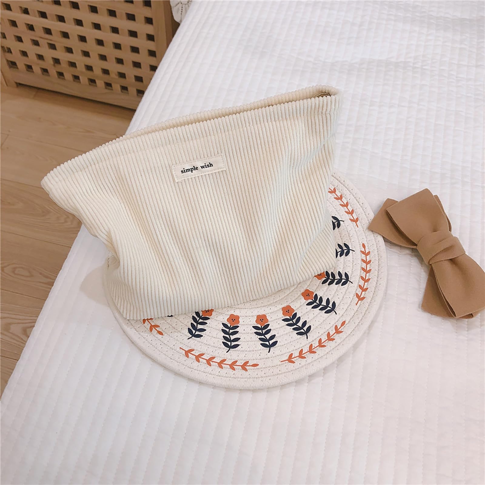Wudygirl zipper-closure bag keeps cosmetics secure during trips