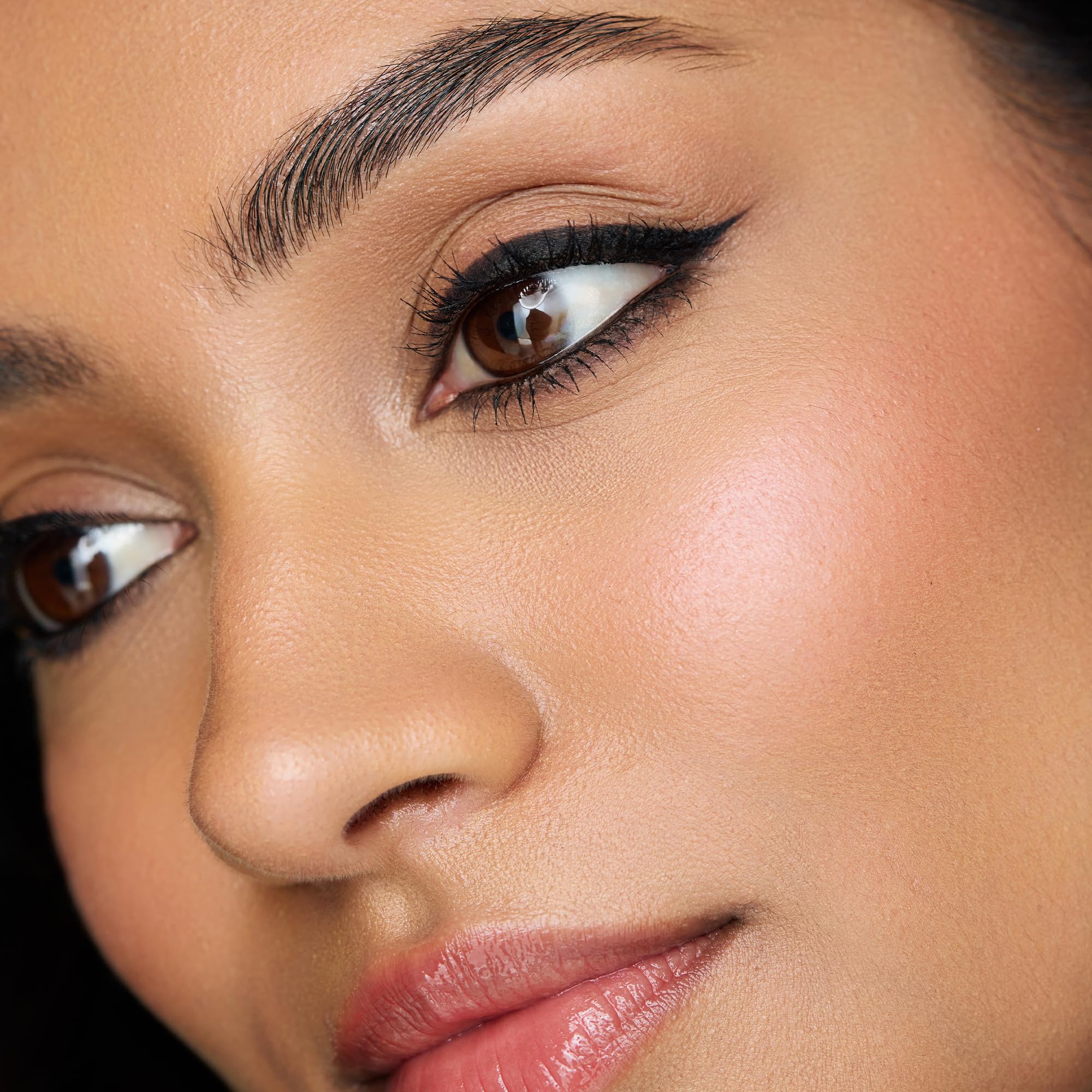 WUNDERBROW Lápiz delineador con pigmento cremoso para aplicación suave y cómoda.