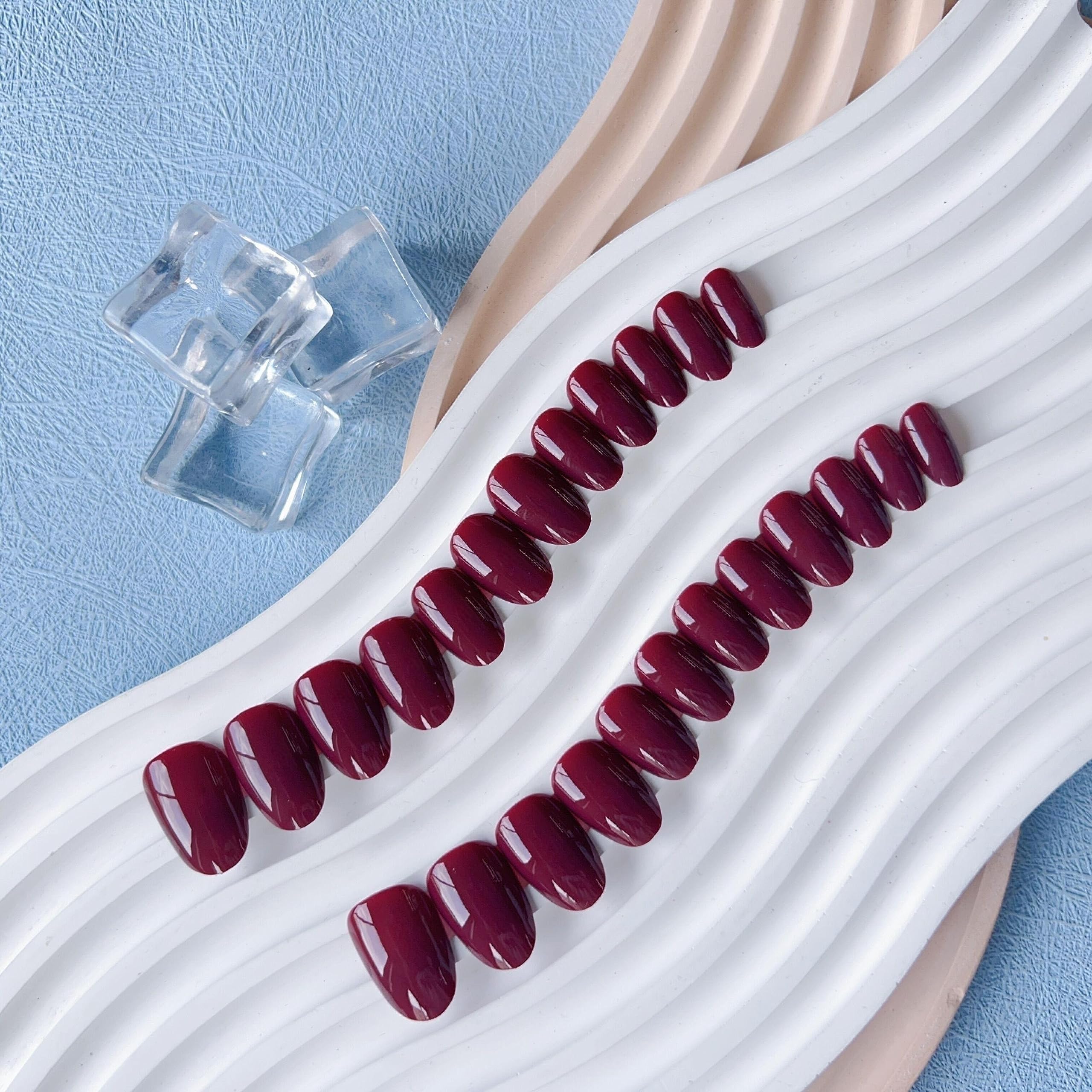 Ajuste natural XCREANDO en uñas almendra corta para aspecto cómodo
