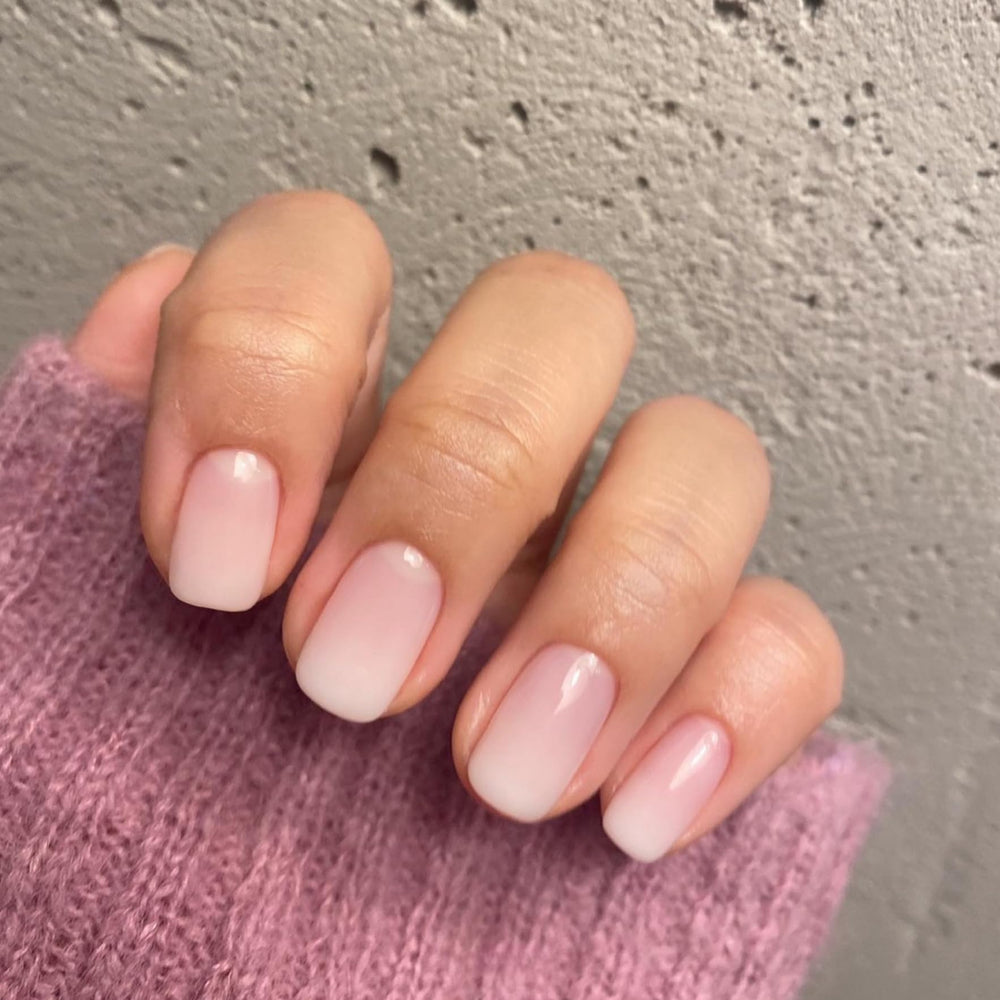 Recubrimiento gel suave en uñas con acabado liso y duradero