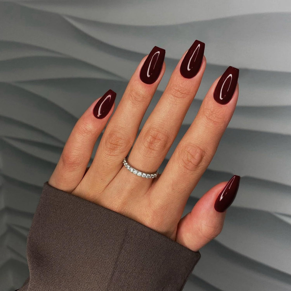 Uñas postizas XCREANDO color bordo, forma ataúd, look elegante diario