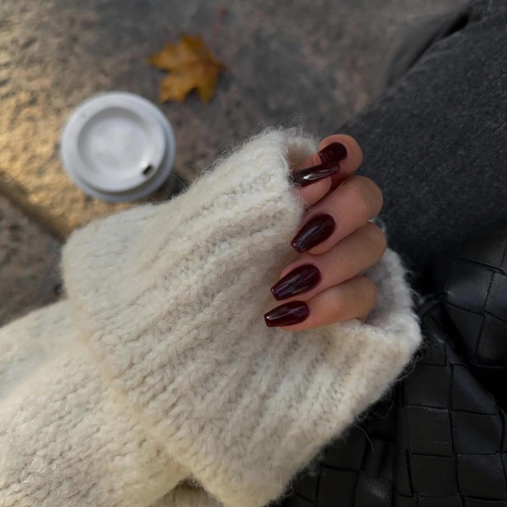 Uñas XCREANDO adheridas con pegamento tono bordo, aspecto natural