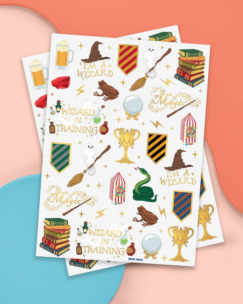 Diseños exclusivos xo-fetti: sombreros mágicos y escobas en dorado.